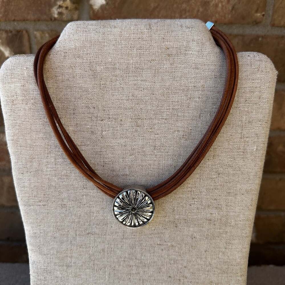 RALPH L. LAUREN Silver Tone Flower Pendant Choker Necklace Leather Adjustable